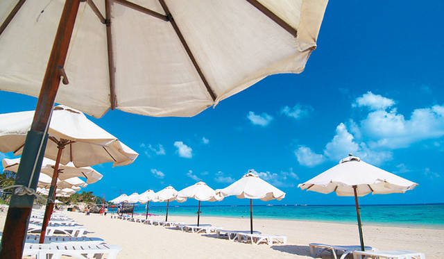 <strong>Club Med Kabira Beach, Ishigaki｜クラブメッド石垣島</strong>　目の前はもう海。荷物を部屋に置いたら、なによりもまずビーチへ！