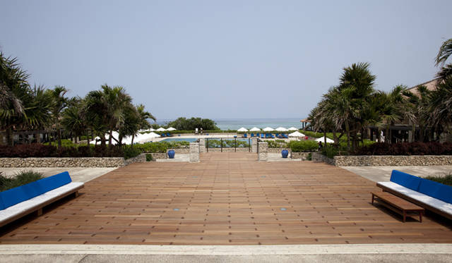 <strong>Club Med Kabira Beach, Ishigaki｜クラブメッド石垣島</strong>　リゾートに到着すると、スタッフが一堂に会して出迎えてくれる。クラブメッドに欠かすことのできない、G.O（ジーオー）「Gentle Organizer（ジェントル・オーガナイザー）」たちだ。