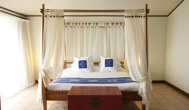 <strong>Club Med Kabira Beach, Ishigaki｜クラブメッド石垣島</strong>　海を連想させる青を活かしたインテリアが心地よい。