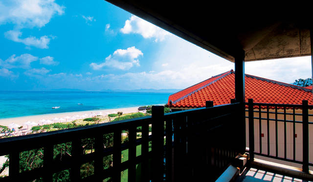 <strong>Club Med Kabira Beach, Ishigaki｜クラブメッド石垣島</strong>　テラスに出ると、息を飲むほど美しい海に目を奪われる！