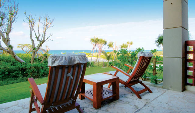 <strong>Club Med Kabira Beach, Ishigaki｜クラブメッド石垣島</strong>　テラスデッキチェアでぼんやりと過ごす。時間を気にせずにひたすら眠ってみる。そういう普通のことが、最近あまり上手にできなくなっていたことに気づく。
