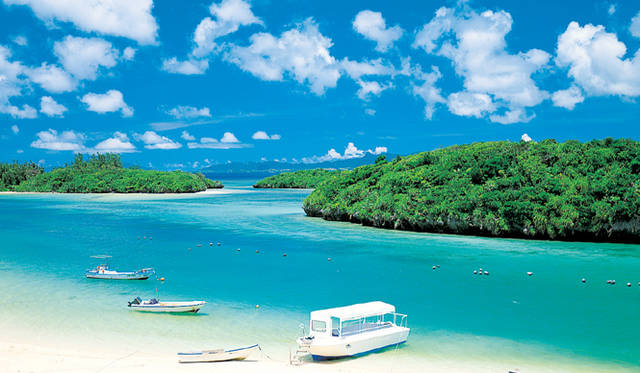 <strong>Club Med Kabira Beach, Ishigaki｜クラブメッド石垣島</strong>　石垣島を代表する景勝地 川平湾。さまざまな碧色が交じり合った海の美しさは、もうあれこれ説明するよりもその目でたしかめていただくほかはない！