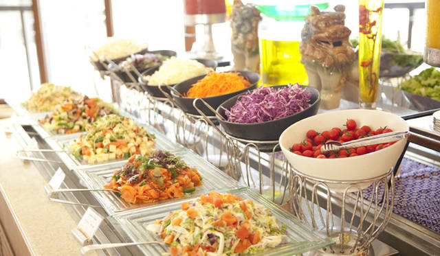 <strong>Club Med Kabira Beach, Ishigaki｜クラブメッド石垣島</strong>　和洋中色々あるなかから、好きなものを選べる。