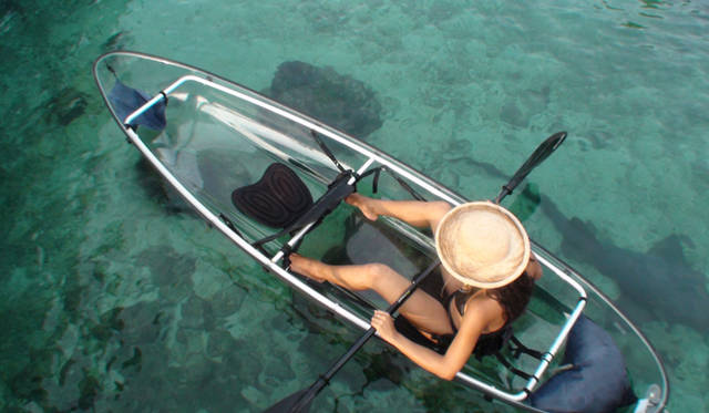 <strong>Club Med Kabira Beach, Ishigaki｜クラブメッド石垣島</strong>　ガラス張りのボートに乗って海底のサンゴ礁をのぞくことができるグラスボートツアーは、珍しいサンゴを間近で見れるなかなかおもしろい体験！