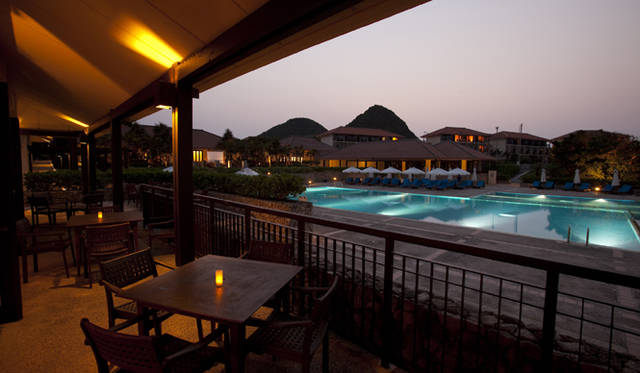 <strong>Club Med Kabira Beach, Ishigaki｜クラブメッド石垣島</strong>　滞在中に知り合ったひとたちと連れ立ってバーのテラスへ。月明かりの下で、G.Oも交えてお酒を飲み交わす。