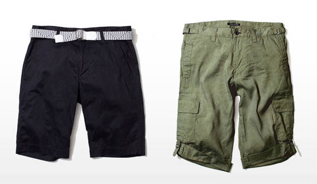 <strong>THEORY｜セオリー</strong>　右／JACOB-S：STRETCH WORK SHORTS 2万4150円、左／MARETT-S：LINEN CARGO SHORTS 2万7300円