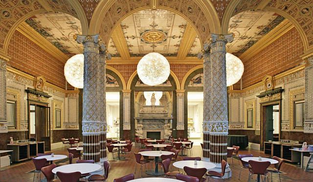 <strong>Victoria and Albert Museum</strong>　右／Fashion in Motion「KENZO」、左／Jewellery Gallery（V&A images）