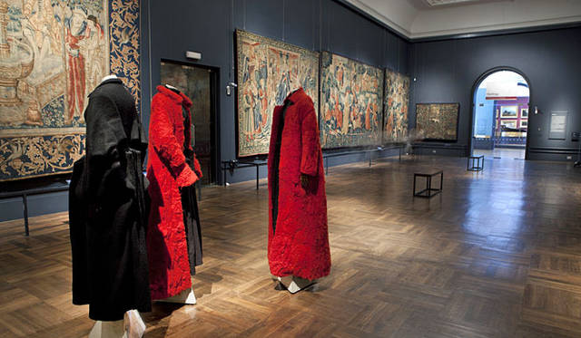 <strong>Victoria and Albert Museum｜ヴィクトリア・アンド・アルバート博物館</strong>　エキシビション「Yohji Yamamoto」 Satellite display at the Tapestry Gallery（V&A images）