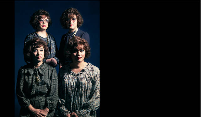 <strong>beautiful people｜ビューティフル・ピープル</strong>　今季のテーマのひとつである「RENT YOUR BOYFRIEND ONEPIECE！！（彼氏のワンピースを借りよう！　女装用ドレスをボーイフレンドから借りる!?）」を体現すべく、女装に挑んだデザインチーム。意表を突くインスタレーションが話題となった。