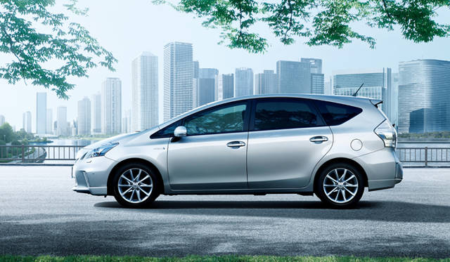 <strong>TOYOTA Priusα│トヨタ プリウス アルファ</strong>