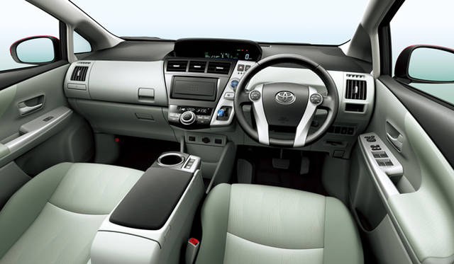 <strong>TOYOTA Priusα│トヨタ プリウス アルファ</strong>