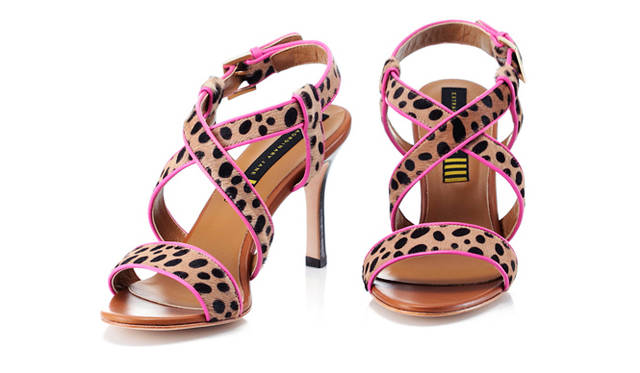 <strong>EXTRAORDINARY JANE｜エクストローディナリージェーン</strong>　2011年春夏、デビューコレクションを発表<br />毛足の短いヘアカーフを使用しているので、アニマルプリントでも上品な印象に。甲のデザインがクロスになっているので、ホールド感は抜群！　3万4650円（ヒール：85mm）