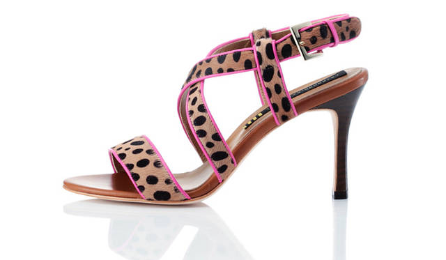 <strong>EXTRAORDINARY JANE｜エクストローディナリージェーン</strong>　2011年春夏、デビューコレクションを発表<br />毛足の短いヘアカーフを使用しているので、アニマルプリントでも上品な印象に。甲のデザインがクロスになっているので、ホールド感は抜群！　3万4650円（ヒール：85mm）