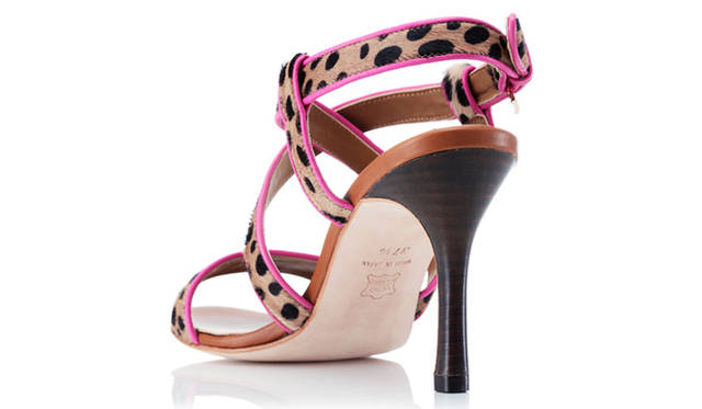 <strong>EXTRAORDINARY JANE｜エクストローディナリージェーン</strong>　2011年春夏、デビューコレクションを発表<br />毛足の短いヘアカーフを使用しているので、アニマルプリントでも上品な印象に。甲のデザインがクロスになっているので、ホールド感は抜群！　3万4650円（ヒール：85mm）