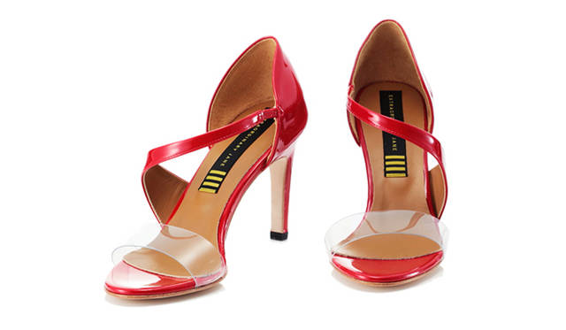 <strong>EXTRAORDINARY JANE｜エクストローディナリージェーン</strong>　2011年春夏、デビューコレクションを発表<br />アッパー部分にクリアビニルをほどこしたヌーディーなサンダル。甲のうえを斜めにはしるストラップが足を長く繊細に、美しく見せてくれる。　2万9400円（ヒール：85mm）