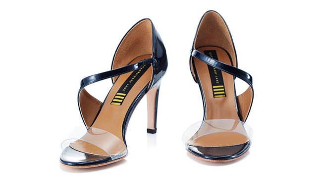 <strong>EXTRAORDINARY JANE｜エクストローディナリージェーン</strong>　2011年春夏、デビューコレクションを発表<br />アッパー部分にクリアビニルをほどこしたヌーディーなサンダル。甲のうえを斜めにはしるストラップが足を長く繊細に、美しく見せてくれる。　2万9400円（ヒール：85mm）