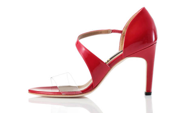 <strong>EXTRAORDINARY JANE｜エクストローディナリージェーン</strong>　2011年春夏、デビューコレクションを発表<br />アッパー部分にクリアビニルをほどこしたヌーディーなサンダル。甲のうえを斜めにはしるストラップが足を長く繊細に、美しく見せてくれる。　2万9400円（ヒール：85mm）