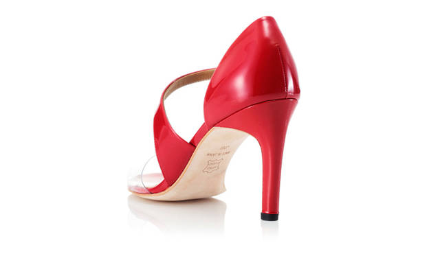 <strong>EXTRAORDINARY JANE｜エクストローディナリージェーン</strong>　2011年春夏、デビューコレクションを発表<br />アッパー部分にクリアビニルをほどこしたヌーディーなサンダル。甲のうえを斜めにはしるストラップが足を長く繊細に、美しく見せてくれる。　2万9400円（ヒール：85mm）