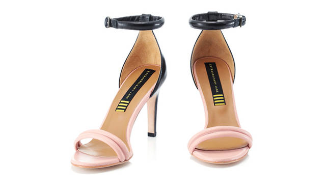 <strong>EXTRAORDINARY JANE｜エクストローディナリージェーン</strong>　2011年春夏、デビューコレクションを発表<br />ストラップの幅やヒールの形状など、足が美しく見えるよう計算されつくしたサンダル。アンクルストラップをまわして美錠を正面にし、アクセントとするのもお薦め。　2万8350円（ヒール：85mm）