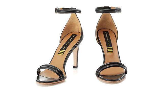 <strong>EXTRAORDINARY JANE｜エクストローディナリージェーン</strong>　2011年春夏、デビューコレクションを発表<br />ストラップの幅やヒールの形状など、足が美しく見えるよう計算されつくしたサンダル。アンクルストラップをまわして美錠を正面にし、アクセントとするのもお薦め。　2万8350円（ヒール：85mm）