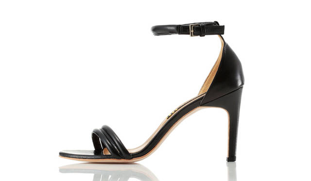 <strong>EXTRAORDINARY JANE｜エクストローディナリージェーン</strong>　2011年春夏、デビューコレクションを発表<br />ストラップの幅やヒールの形状など、足が美しく見えるよう計算されつくしたサンダル。アンクルストラップをまわして美錠を正面にし、アクセントとするのもお薦め。　2万8350円（ヒール：85mm）