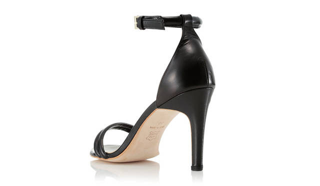 <strong>EXTRAORDINARY JANE｜エクストローディナリージェーン</strong>　2011年春夏、デビューコレクションを発表<br />ストラップの幅やヒールの形状など、足が美しく見えるよう計算されつくしたサンダル。アンクルストラップをまわして美錠を正面にし、アクセントとするのもお薦め。　2万8350円（ヒール：85mm）