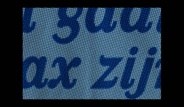 <strong>mYwaY｜マイウェイ</strong>　<br>「Paper Bag S」。画像の柄は、青地にレタリングがのっている。<br>サイズ｜W120×D120×H200mm、素材｜屋外用ポスター、価格｜2310円