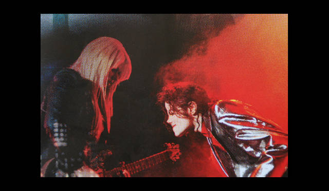 <strong>mYwaY｜マイウェイ</strong>　<br>「Paper Bag M」　Mサイズは、床置きのゴミ箱や収納ボックスにお薦め。画像の柄は、マイケルジャクソン『This is it』。<br>サイズ｜W250×D250×H400mm、素材｜屋外用ポスター、価格｜3150円 