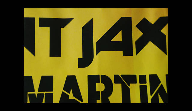 <strong>mYwaY｜マイウェイ</strong>　<br>「Paper Bag M」。画像の柄は、BASEMENTJAXX。音楽好きの方に。<br>サイズ｜W250×D250×H400mm、素材｜屋外用ポスター、価格｜3150円