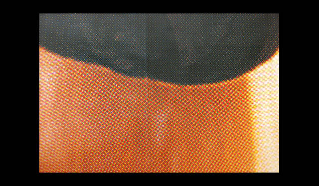 <strong>mYwaY｜マイウェイ</strong>　<br>「Paper Bag XL」　一番大きいXLサイズは、事務所のゴミ箱、大型ポスター入れ、縫い包み入れなど、大型のモノを入れることができる。画像の柄は、オレンジ系の色調。<br>サイズ｜W380×D380×H900mm、素材｜屋外用ポスター、価格｜7560円