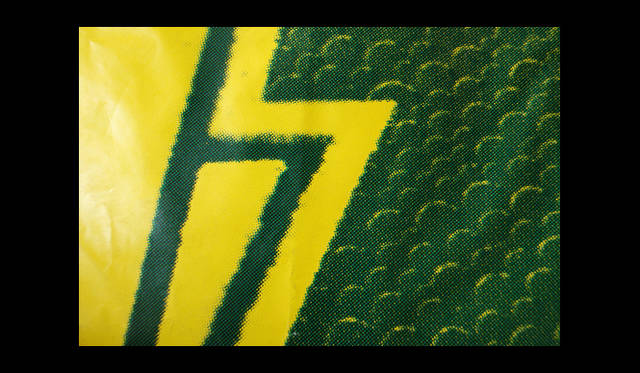 <strong>mYwaY｜マイウェイ</strong>　<br>「Paper Bag XL」。グリーン系の色調のもので、黄色のグラフィックがアクセント。<br>サイズ｜W380×D380×H900mm、素材｜屋外用ポスター、価格｜7560円