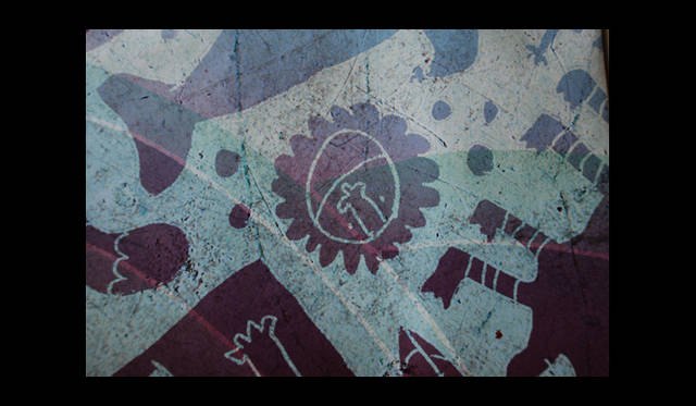 <strong>mYwaY｜マイウェイ</strong>　<br>「Paper Box」　長方形型のボックスタイプは、新聞や雑誌を入れるのに最適。画像の柄は、子どもが描いたような生き物の世界。<br>サイズ｜W410×D280×H250mm、素材｜屋外用ポスター、価格｜4410円