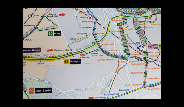 <strong>mYwaY｜マイウェイ</strong>　<br>「Paper Box」。サイズ｜W410×D280×H250mm、素材｜屋外用ポスター、価格｜4410円