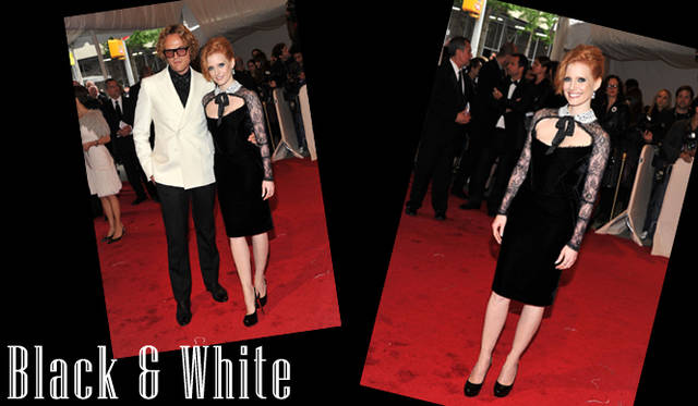 <strong>特集｜セレブリティの最新ドレススタイルをチェック！</strong>　ニューヨーク・メトロポリタン美術館ファッションインスティテュートガラに登場したJessica Chastain（ジェシカ・チャステイン）は禁欲的なシルエットでありながら大胆に露出した胸もとがなんともフェティッシュな「Emilio Pucci（エミリオ・プッチ）」のドレス。　左は「エミリオ・プッチ」クリエイティブ・ディレクターであるPeter Dundas（ピーター・デュンダス）と。