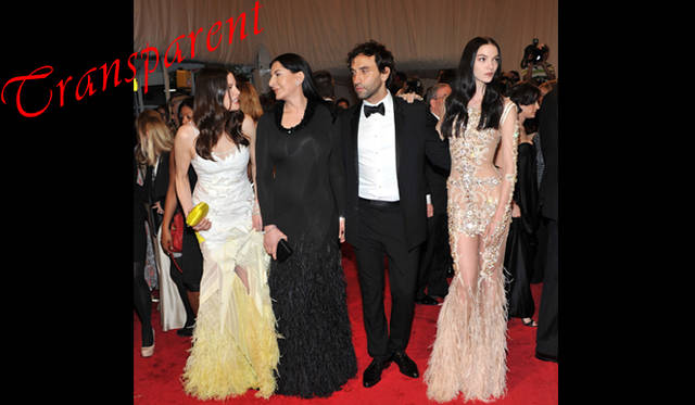 <strong>特集｜セレブリティの最新ドレススタイルをチェック！</strong>　<strong>（左）</strong>リヴ・タイラー　<strong>（中左）</strong>マリーナ・アブラモヴィック　<strong>（中右）</strong> Riccardo Tisci（リカルド・ティッシ）　<strong>（右）</strong>神々しささえ感じさせるMariacarla Boscono（マリアカルラ・ボスコーノ）のドレスは「Givenchy Haute Couture by Riccardo Tisci（ジバンシィ オートクチュール バイ リカルド ティッシ）」から、ブラッシュカラーのクリスタルとハンドカットされたレース、オストリッチフェザーをあしらったヌードカラーのストレッチチュールドレス。