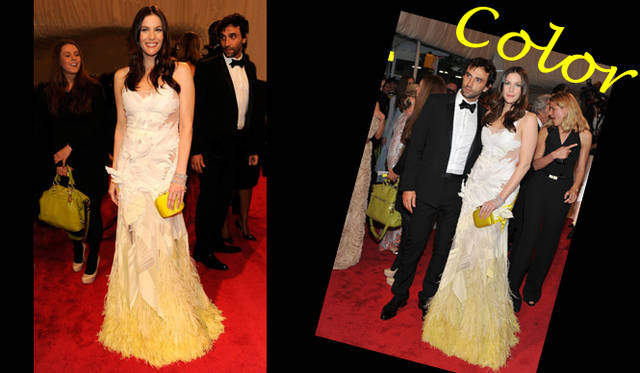 <strong>特集｜セレブリティの最新ドレススタイルをチェック！</strong>　ニューヨーク・メトロポリタン美術館ファッションインスティテュートガラに出席したリヴ・タイラーがこの日選んだのは、白からミモザへとグラデーションになっている「ジバンシィ オートクチュール バイ リカルド ティッシ」のロングチュールドレス。シルクシフォンとジョーゼット、サテンのモチーフがハンドスティッチイングとキルティングによってほどこされ、裾にはオストリッチフェザーがゴージャスにあしらわれている。ヘアもラフにスタイリングされたシンプルな着こなしに、「ヴァン クリーフ＆アーペル」のブレスレットを重ねづけしてアクセントに。<strong>（右）</strong>はアーティスティック・ディレクターのリカルド・ティッシと。