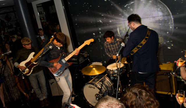 <strong>BURBERRY BRIT｜バーバリー ブリット</strong>　　バーバリーの音楽プロジェクト「BURBERRY ACOUSTIC」に参加しているバンド「LIFE IN FILM」