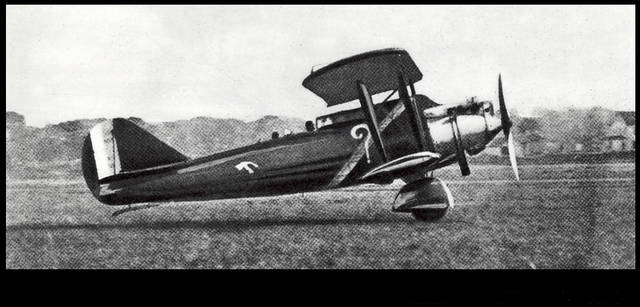 <strong>Breguet｜ブレゲ</strong>　 1930年に世界初のパリ〜ニューヨーク間無着陸飛行に成功した「ブレゲXIX」。機体に描かれたマークから「クエスチョン・マーク号」との愛称をもつ。