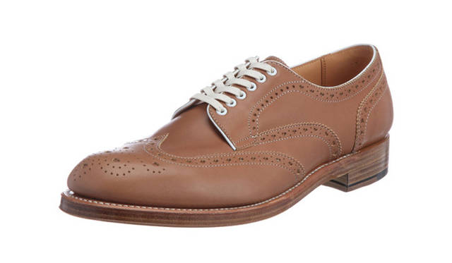 <strong>HIROSHI TSUBOUCHI｜ヒロシ ツボウチ</strong>　ウィングチップ（HTM-2016）4万5150円　堅い印象になりがちなウィングチップにハートのパーフォレーションをほどこして、遊び精神をプラス。足なり構造のラスト設計が快適なフイッティングを約束する。製法はグッドイヤーウエルト。