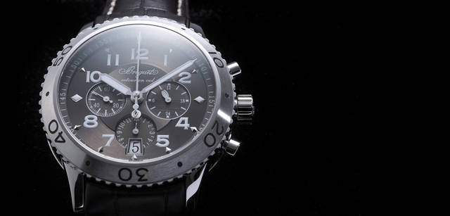 <strong>Breguet｜ブレゲ</strong>　タイプXXI／センターに秒と分、2本のクロノグラフ針を装備。６時位置にホームタイム、３時位置にその24時間表示のインダイヤルを備えている。