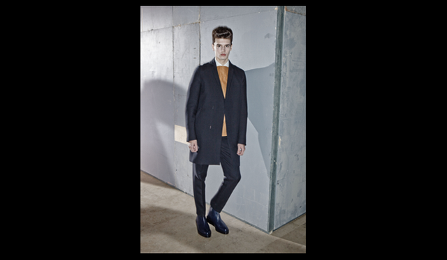 <strong>3.1 Phillip Lim｜スリーワン フィリップ リム</strong>　　2011年秋冬シーズンから、コレクション発表の場をニューヨークからパリに移し、パリメンズコレクションにてプレゼンテーション形式で発表したスリーワン フィリップ リム。シーズンのインスピレーション源は、“ベルベル部族”で彼らの奥深くに潜むスピリットを表現し、クラフトマンシップと若わかしいエレガンスとのコンビネーションを静かにかつ力強く打ち出したコレクションとなっている。清楚で緻密なシルエットと不変性をフィリップ・リムのフィルターを通すことで、ミニマルなコレクションを展開。また、これらのマスキュリンでスリムなアイテムは、単彩の織り地でリッチな仕上がりとなっている。