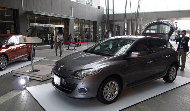 <strong>RENAULT MEGANE│ルノー・メガーヌ</strong>　二子玉川 ライズのガレリアでおこなわれた展示会の模様。
