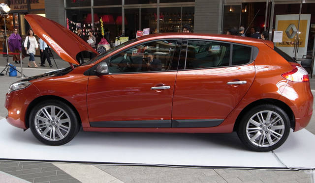 <strong>RENAULT MEGANE│ルノー・メガーヌ</strong>　二子玉川 ライズのガレリアでおこなわれた展示会の模様。