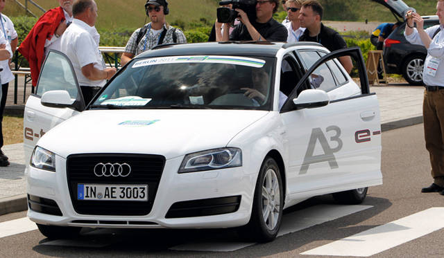 <strong>Audi A3 e-tron｜アウディ A3 eトロン</strong>