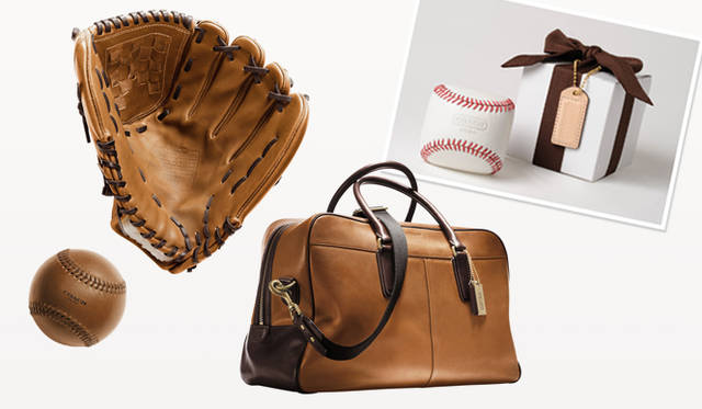 <strong>COACH｜コーチ　BASEBALL CHARITY</strong>　ブランドの原点と言える「グラブタン レザー」を再現したチャリティ アイテム。左から、ベースボール　1万500円、ベースボールグローブ　4万2000円、ダッフルバッグ　9万9750円。右は、ベースボール型のペーパーウェイト。ここにMLBや日本プロ野球界から、計20名のスター選手の直筆サインがほどこされる。（1個につき、1名のサイン）　売り上げの100パーセントが、東日本大震災への復興支援金として、日本赤十字社を通じて寄付される。