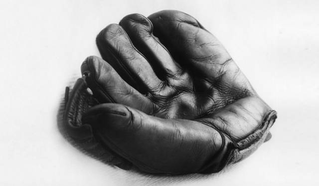 <strong>COACH｜コーチ　BASEBALL CHARITY</strong>　1940年代当時のグローブ。コーチ創業者はこのグローブを見て、「この耐久性と使い込むほどに出る美しい艶を、コーチの革製品に活かせないだろうか」と考えた。