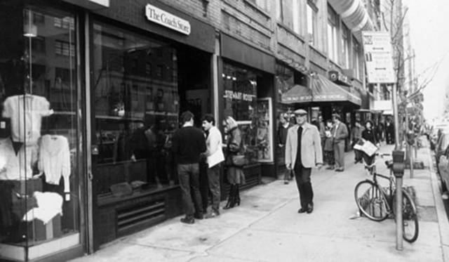 <strong>COACH｜コーチ　BASEBALL CHARITY</strong>　1981年、ニューヨークのコーチ初の旗艦店。モダンに洗練されたアイテムの数かずにより、コーチは“クラシック アメリカン スタイル”の代名詞となった。