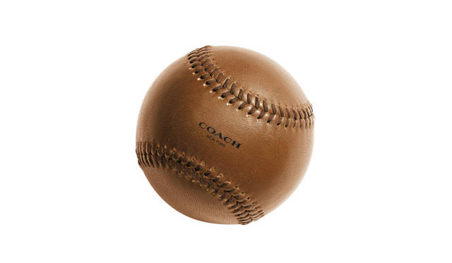 <strong>COACH｜コーチ　BASEBALL CHARITY</strong>　5月30日より発売される限定チャリティ アイテム。「グラブタン レザー」を再現してつくられた。ベースボール　1万500円