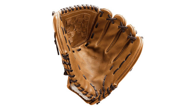 <strong>COACH｜コーチ　BASEBALL CHARITY</strong>　限定チャリティ アイテムは、5月30日よりコーチ オンライン ストアから順次、コーチ丸の内（5月31日～）、コーチ新宿三越（6月1日～）、コーチ梅田阪急（6月1日～）、コーチ梅田ハービス（6月8日～）にて発売される。ベースボールグローブ　4万2000円