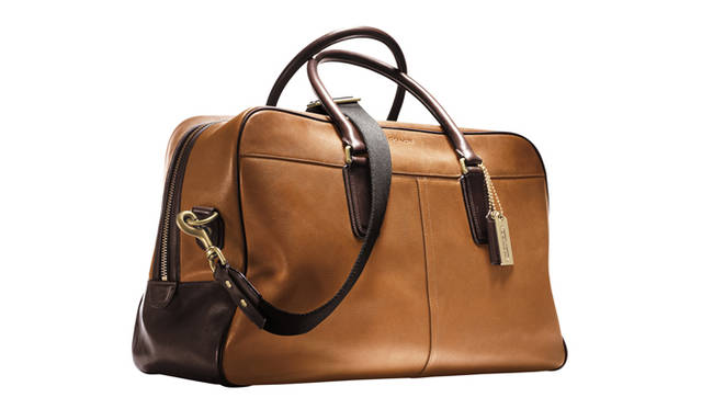 <strong>COACH｜コーチ　BASEBALL CHARITY</strong>　売り上げの100パーセントが、東日本大震災への復興支援金として日本赤十字社を通じて寄付される。ダッフルバッグ　9万9750円